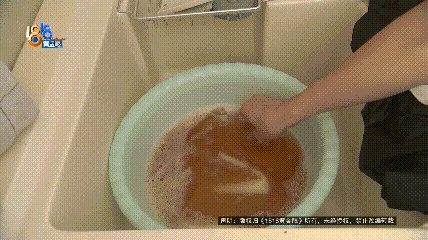 黑色裤子将其它衣服染成了黄色？记者实测白衣服入水秒变黄，消费者：漂白剂都泡不掉