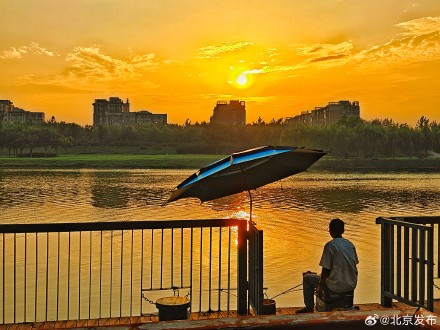 绚烂晚霞扮靓京城天空