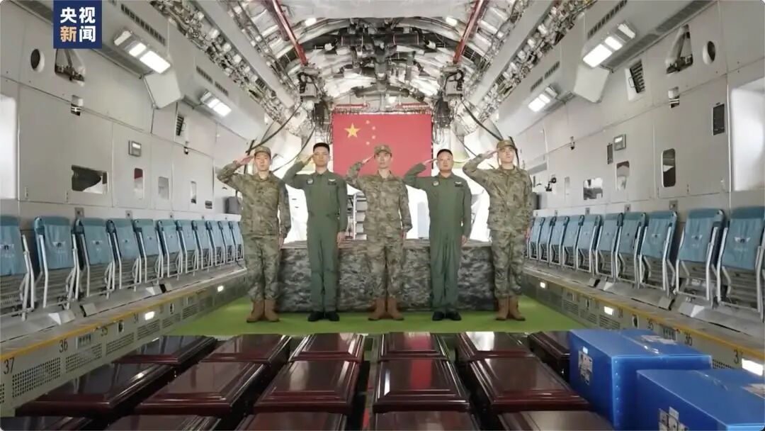 4架歼-20战机伴飞护航！登上“运-20”专机，英雄回家！