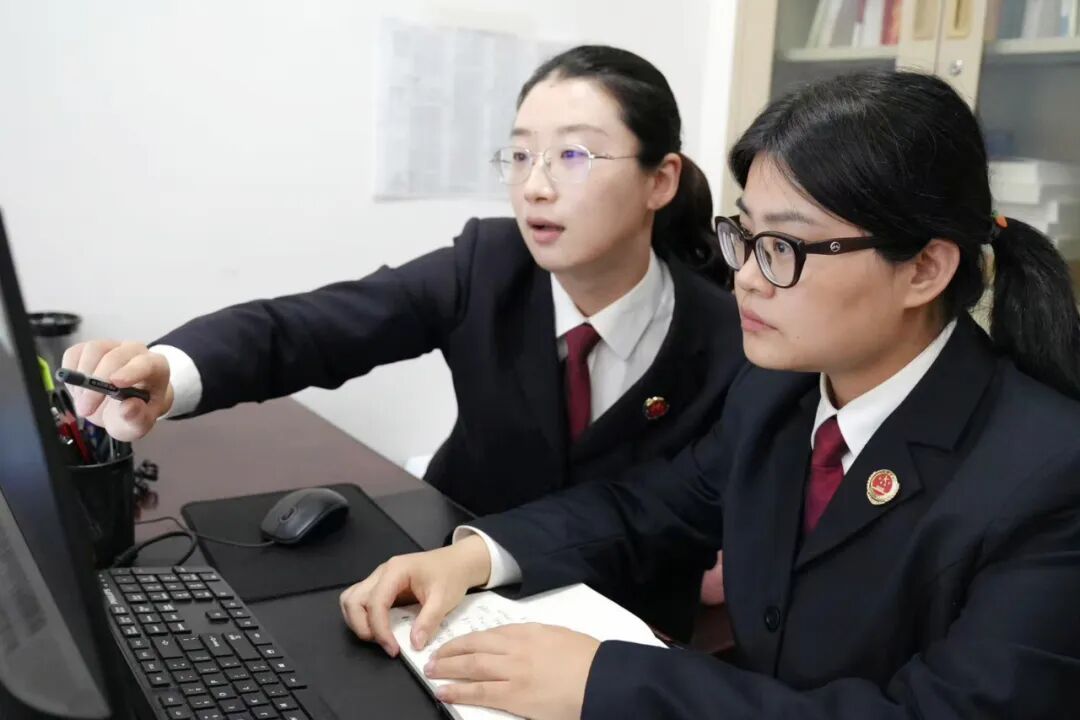 大学生火车站突然被铐！盗窃豪车内4万现金？检察官还其清白→