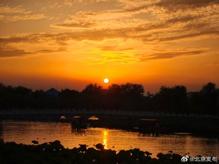 绚烂晚霞扮靓京城天空