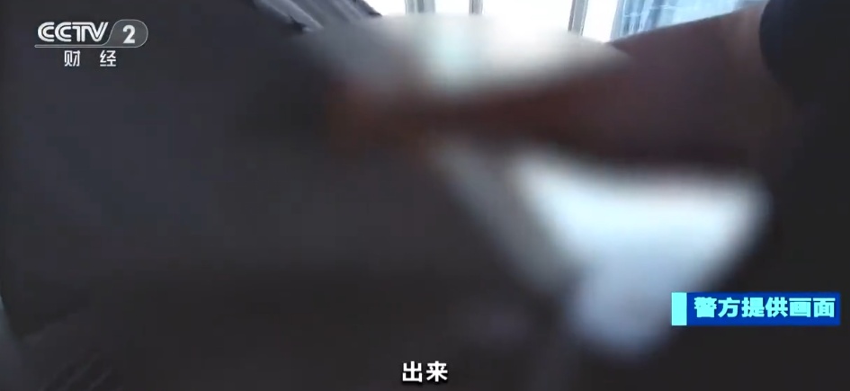 “你藏床底下干嘛?” “你藏床底下干嘛?”