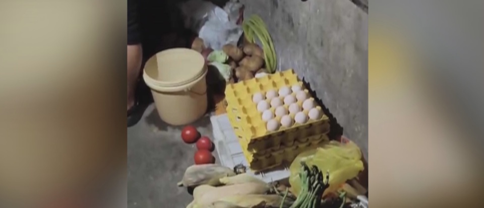 囊中羞涩,贵阳一大叔嘴馋凌晨到菜场偷肉,被抓时红烧肉还在冒热气 囊中羞涩,贵阳一大叔嘴馋凌晨到菜场偷肉,被抓时红烧肉还在冒热气