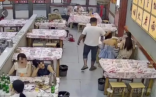 女子吃夜宵遭陌生男摸头，要求道歉反被其同伴辱骂！南昌警方通报处理结果