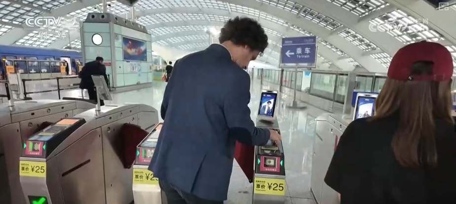 “同声传译”“超级SIM卡”“一键退税” 新体验推升入境游持续“热力爆表”