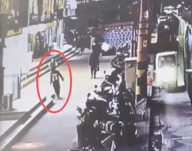 熊孩子路边踢球酿祸！法院判家长赔偿3.5万元！
