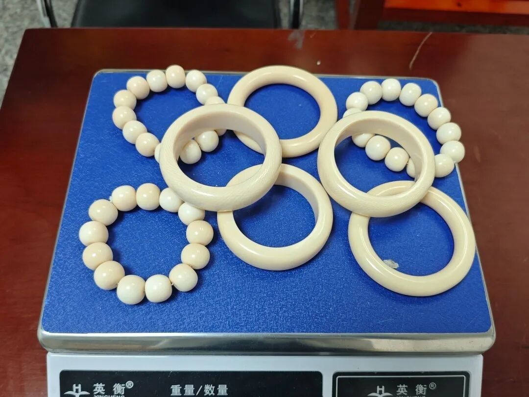 旅客用锡纸包裹多个象牙手镯、手串，被广州海关当场查获
