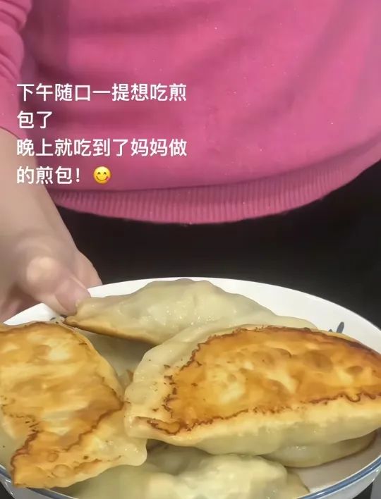 我在群里喊妈妈,爸爸怎么端着两杯咖啡就出来了 我在群里喊妈妈,爸爸怎么端着两杯咖啡就出来了