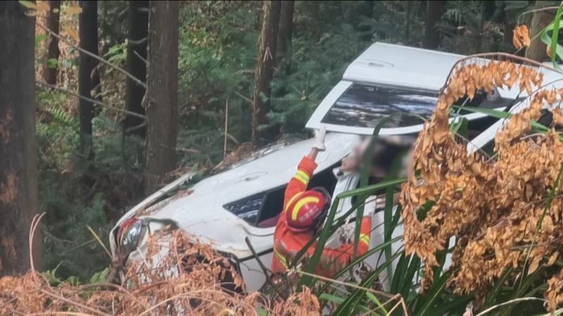 江西新余：小轿车于40米山坡侧翻 消防紧急救援