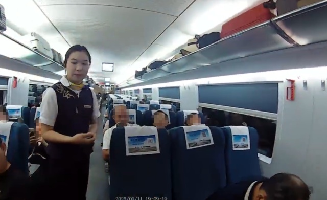 女子坐高铁弄丢价值13.8万元的手镯！连续搜寻未果，4天后民警在坐垫底下找到