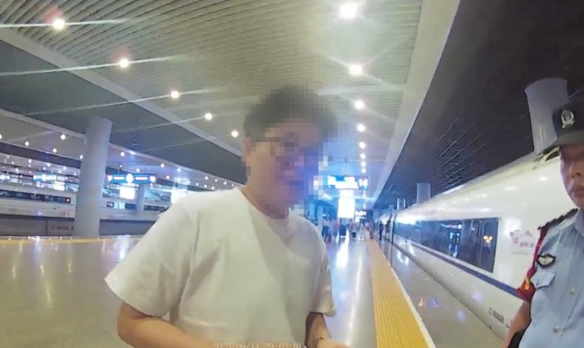 女子坐高铁弄丢价值13.8万元的手镯！连续搜寻未果，4天后民警在坐垫底下找到