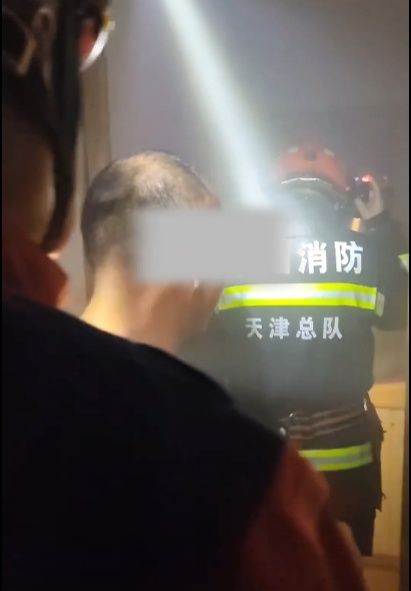 男子炖鸡时卧床酣睡，铁锅烧干冒起滚滚黑烟！被人嘶吼摇醒，发现身边站满消防员