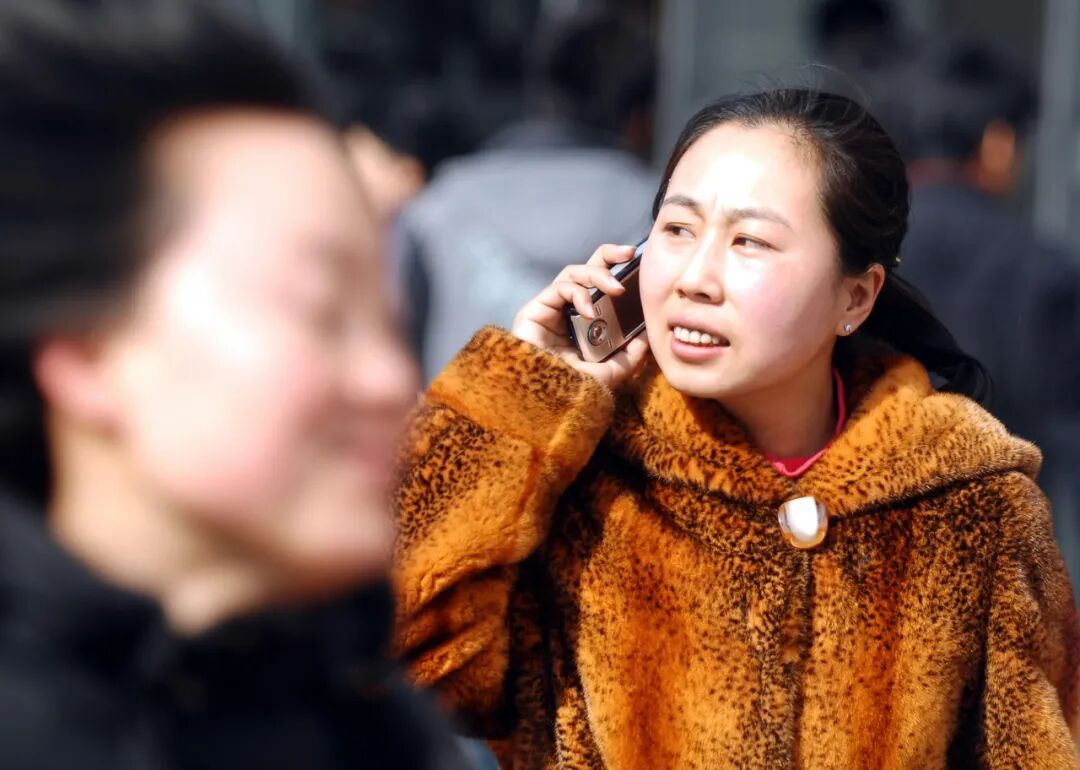 健康 ｜ 右耳接电话伤害大脑？接电话时真正应该注意的是……