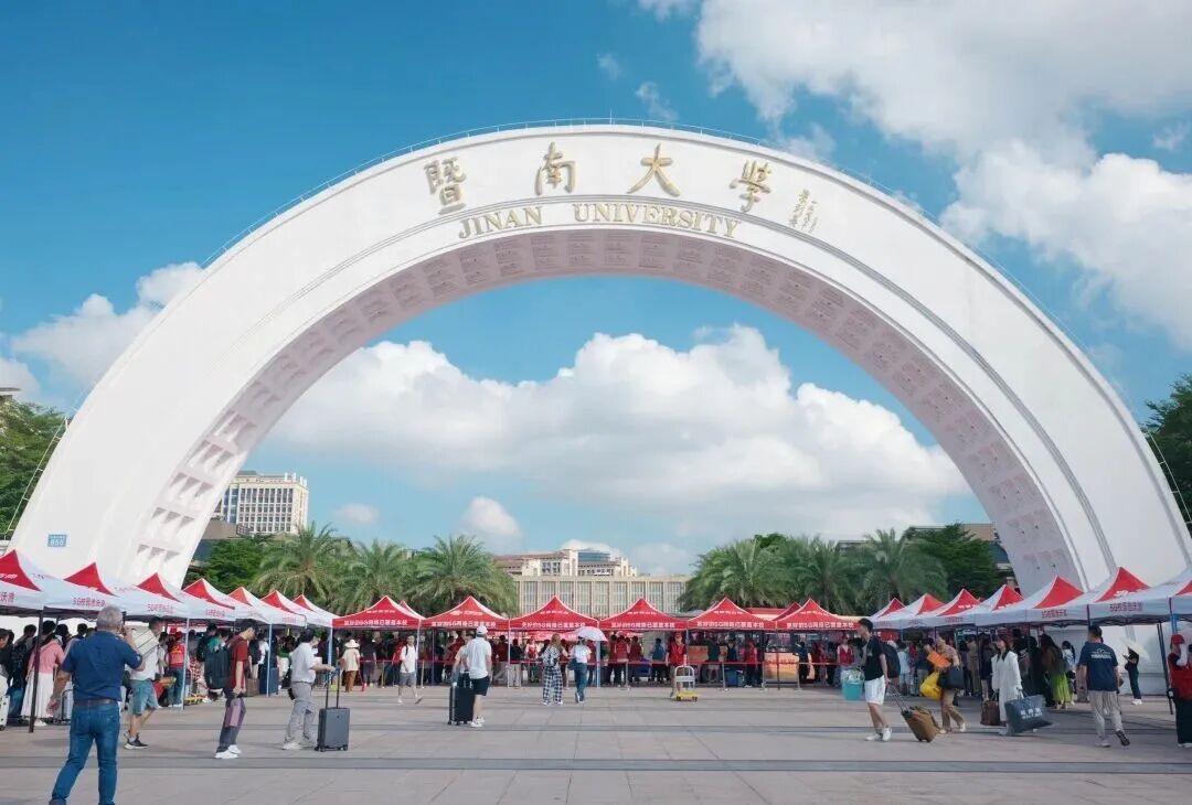 全红婵已到暨南大学报到，正式成为大一新生！与院长苏炳添合影留念
