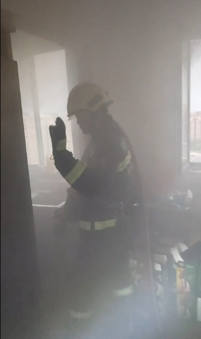 男子炖鸡时卧床酣睡，铁锅烧干冒起滚滚黑烟！被人嘶吼摇醒，发现身边站满消防员