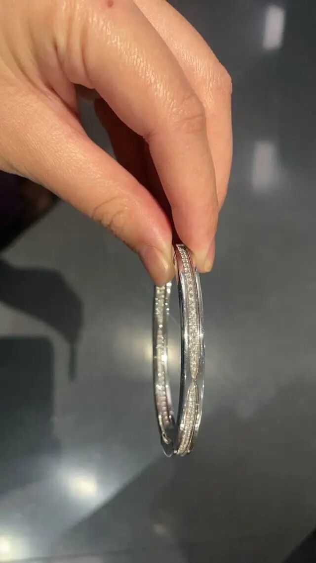 女子坐高铁弄丢价值13.8万元的手镯！连续搜寻未果，4天后民警在坐垫底下找到