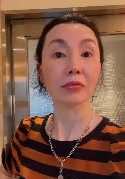 60岁张曼玉定居法国农村，在社交平台分享自己养鸡种地、钻进鸡窝拿鸡蛋的生活