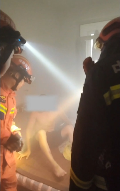 男子炖鸡时卧床酣睡，铁锅烧干冒起滚滚黑烟！被人嘶吼摇醒，发现身边站满消防员