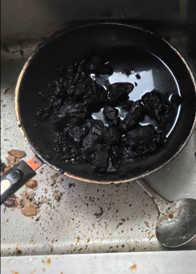 男子炖鸡时卧床酣睡，铁锅烧干冒起滚滚黑烟！被人嘶吼摇醒，发现身边站满消防员