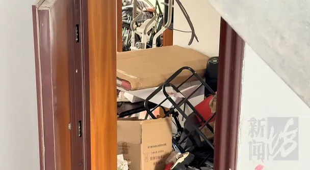 崩溃！邻居精神异常：砸门、楼道内小便……居民不堪其扰