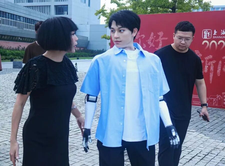 全国首位机器人博士生，入学上戏！与著名主持人互动，还点了份鱼香肉丝