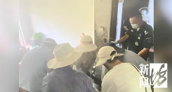 崩溃！邻居精神异常：砸门、楼道内小便……居民不堪其扰