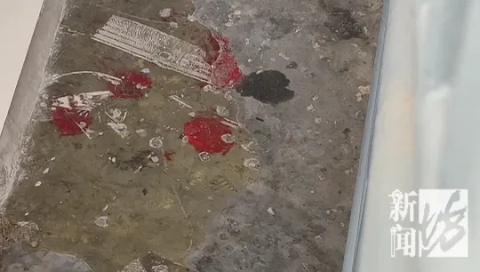 崩溃！邻居精神异常：砸门、楼道内小便……居民不堪其扰