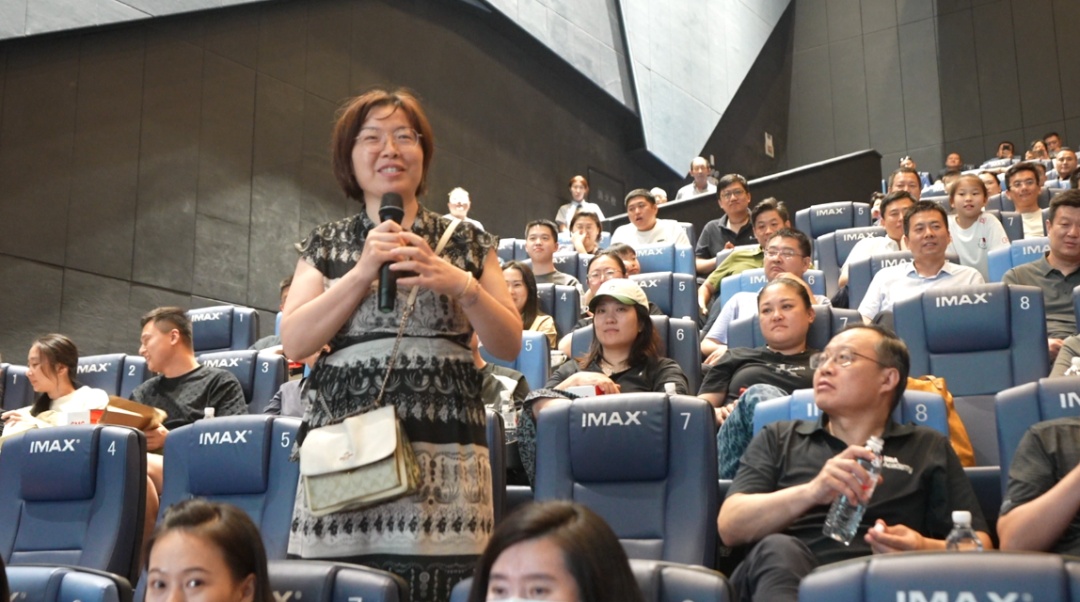 这个穿红运动裤的女孩，多年后参与拍出中国首部太空实拍电影！