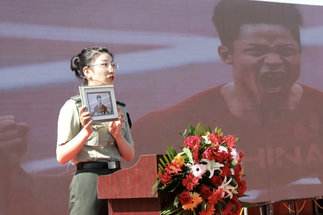 上尉女军官,收到北大录取通知书! 上尉女军官,收到北大录取通知书!