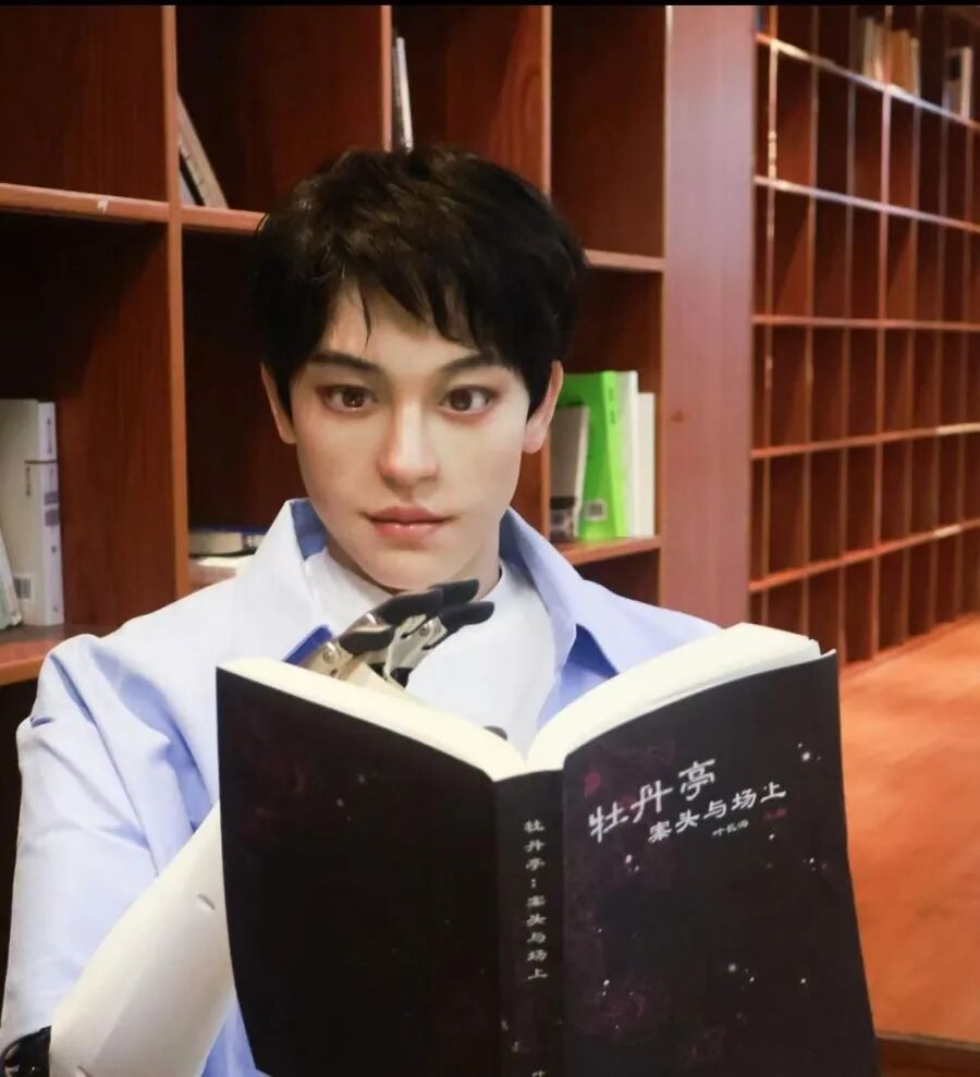 全国首位机器人博士生，入学上戏！与著名主持人互动，还点了份鱼香肉丝