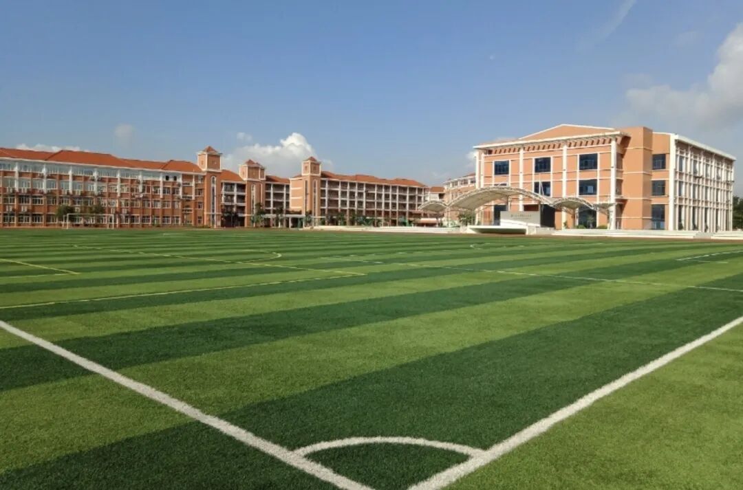 “一人收200元，一学期花完一万吗”，广东一学校收班费遭家长质疑，回应