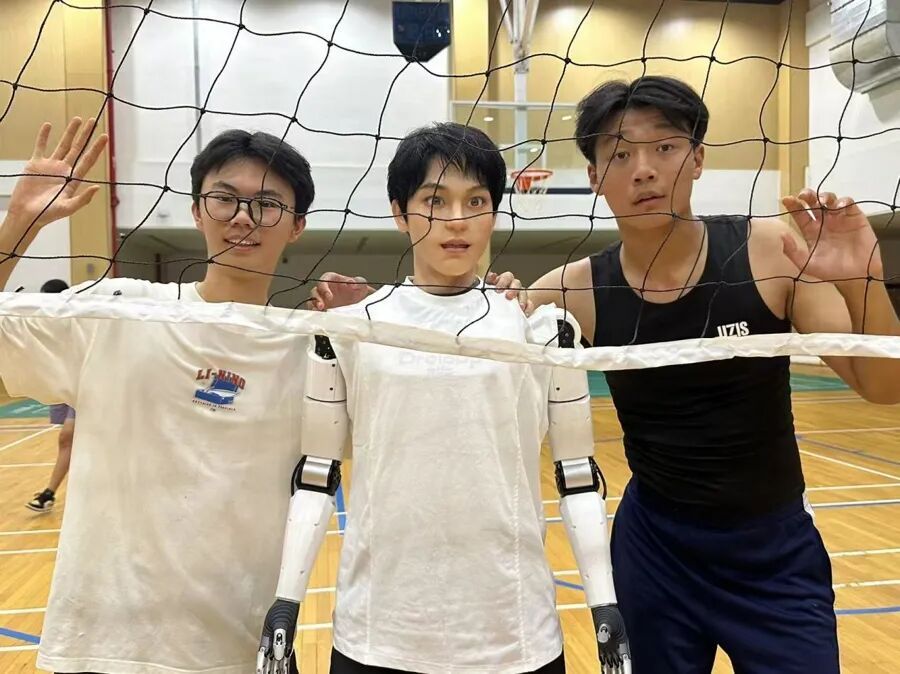 全国首位机器人博士生，入学上戏！与著名主持人互动，还点了份鱼香肉丝