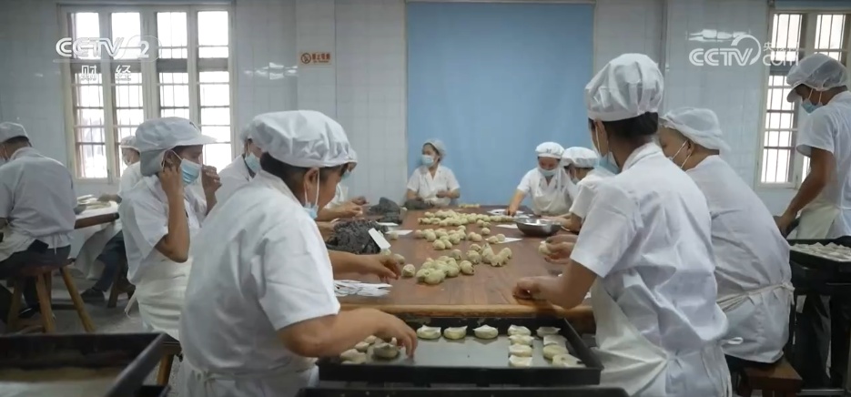 “中秋气氛组”美食已就位 各地特色月饼传递出浓浓家乡味儿
