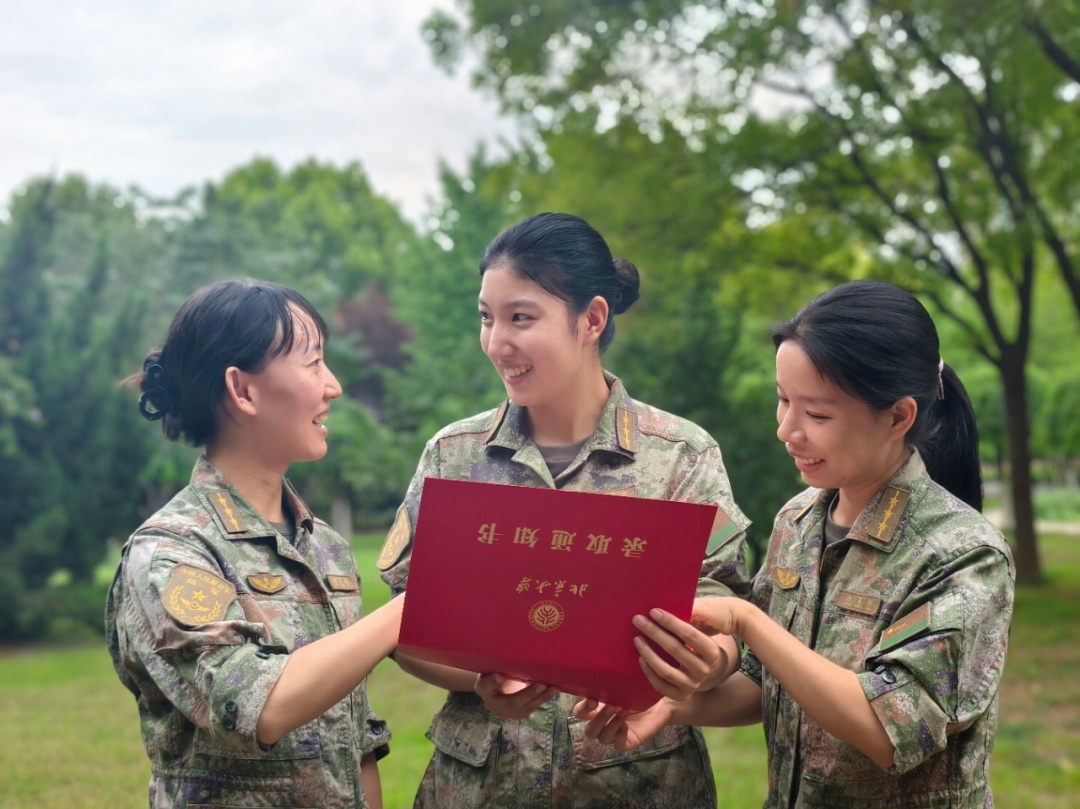 上尉女军官,收到北大录取通知书! 上尉女军官,收到北大录取通知书!