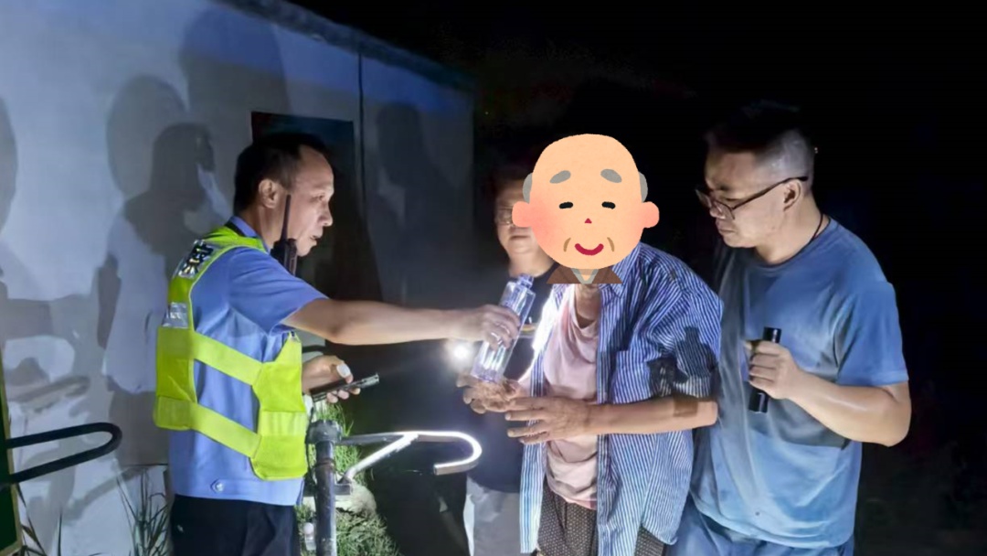 “地面拉网排查+无人机红外探测”地空协同 灌木丛中寻回七旬迷途老人 “地面拉网排查+无人机红外探测”地空协同 灌木丛中寻回七旬迷途老人