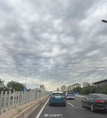 北京天空现震撼糙面云