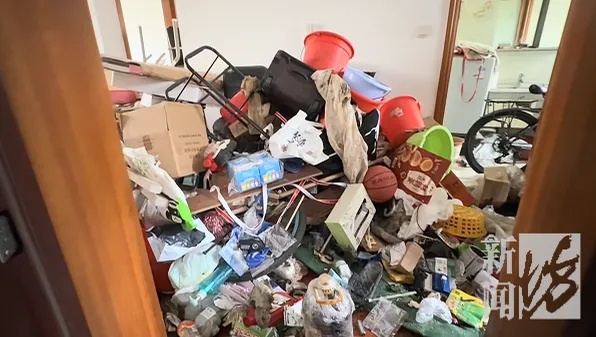 崩溃！邻居精神异常：砸门、楼道内小便……居民不堪其扰