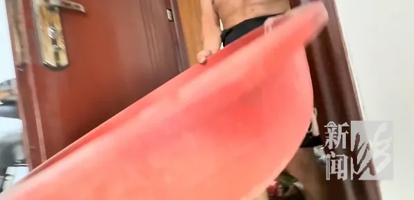 崩溃！邻居精神异常：砸门、楼道内小便……居民不堪其扰