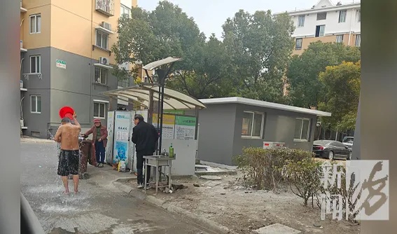 崩溃！邻居精神异常：砸门、楼道内小便……居民不堪其扰