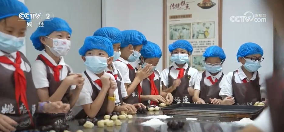 “中秋气氛组”美食已就位 各地特色月饼传递出浓浓家乡味儿