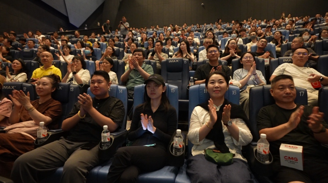 这个穿红运动裤的女孩，多年后参与拍出中国首部太空实拍电影！