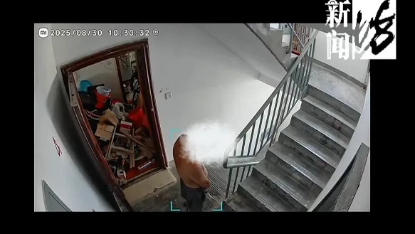 崩溃！邻居精神异常：砸门、楼道内小便……居民不堪其扰