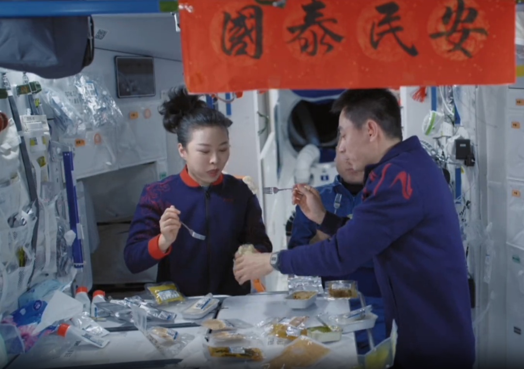 这个穿红运动裤的女孩，多年后参与拍出中国首部太空实拍电影！