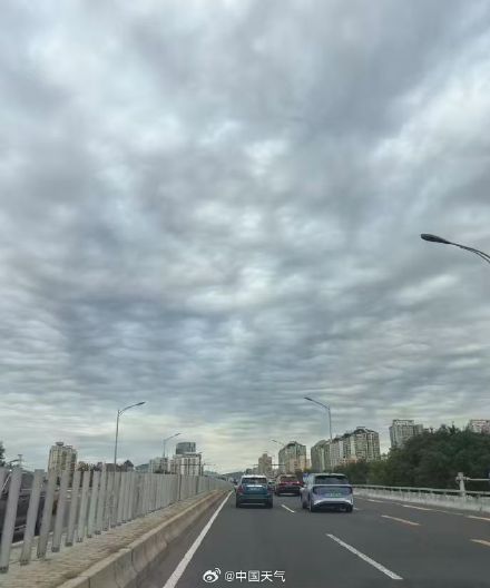 北京天空现震撼糙面云