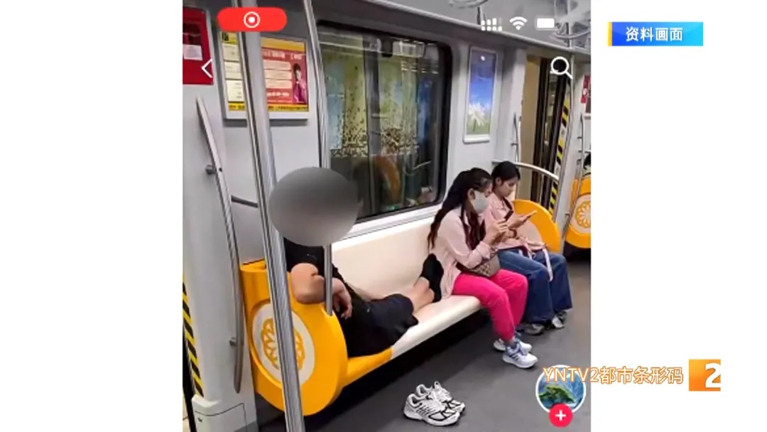 这一幕有“味道”!脱鞋光脚半躺地铁座椅上,遇到这种情况记得致电 这一幕有“味道”!脱鞋光脚半躺地铁座椅上,遇到这种情况记得致电