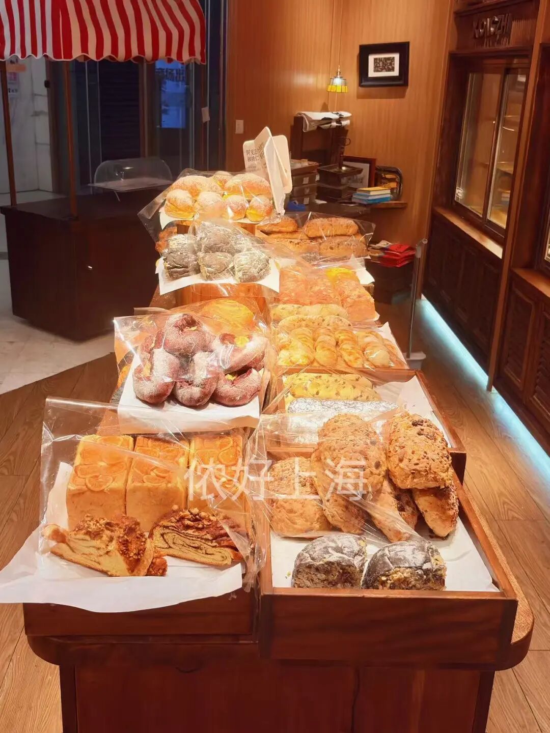 看着心疼！上海网红面包店闭店后大量丢弃高价面包？网友吵翻了