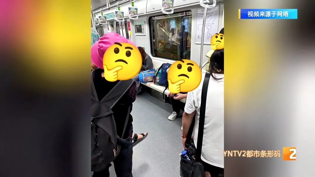 这一幕有“味道”!脱鞋光脚半躺地铁座椅上,遇到这种情况记得致电 这一幕有“味道”!脱鞋光脚半躺地铁座椅上,遇到这种情况记得致电