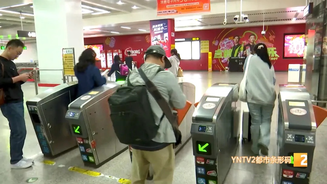 这一幕有“味道”!脱鞋光脚半躺地铁座椅上,遇到这种情况记得致电 这一幕有“味道”!脱鞋光脚半躺地铁座椅上,遇到这种情况记得致电