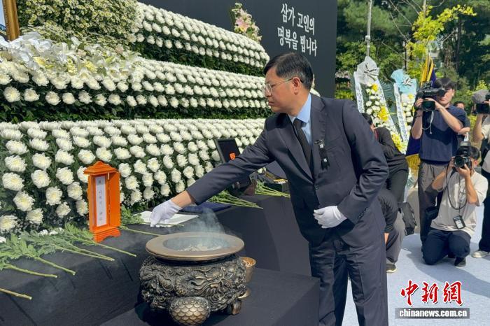 殉职韩国海警遗体告别仪式在仁川举行 中使馆官员到场致哀