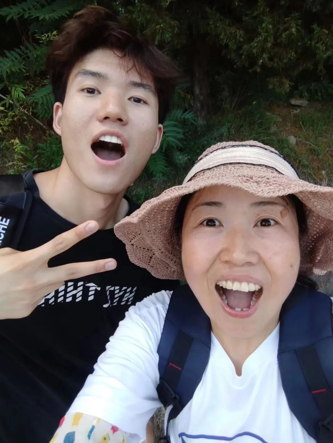 "最大的奢侈品是爱"！男孩想要名牌包，妈妈缝的这只把品牌方引来了